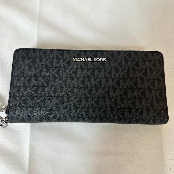 NWT- MICHAEL KORS JET SET WALLET/WRISTLET - Picture 2 of 5